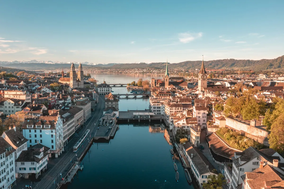Blick auf die Limmat und die Altstadt von Zürich
